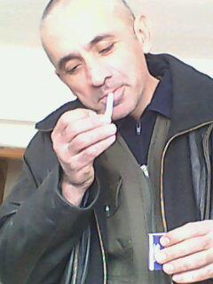 resimdeki ortada duran gözlüklü vatan...